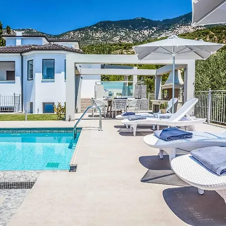 Aris Villa *